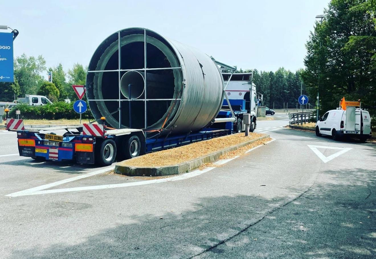 Grande struttura cilindrica industriale su rimorchio ribassato
