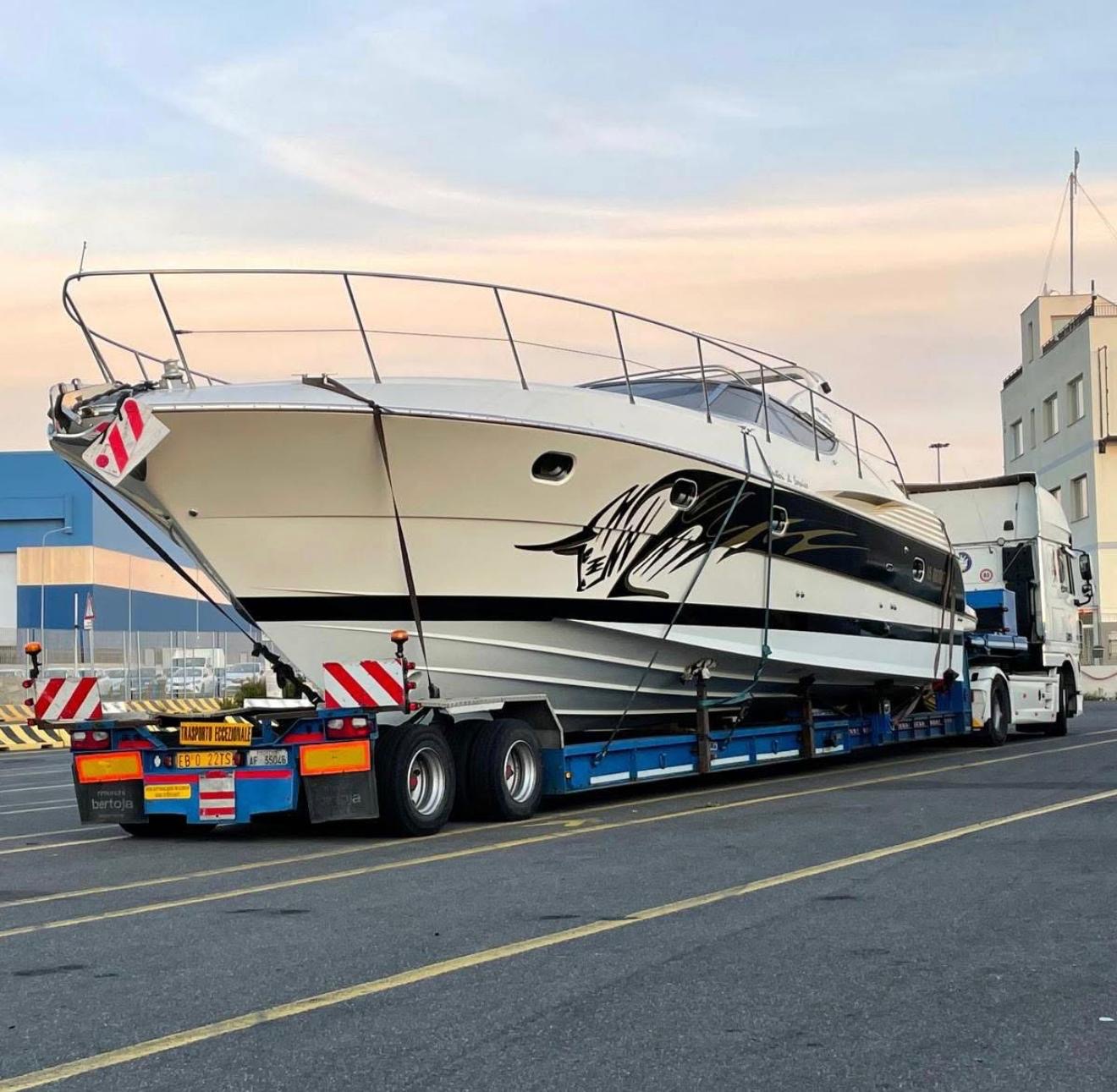 Yacht bianco fissato su un semirimorchio ribassato