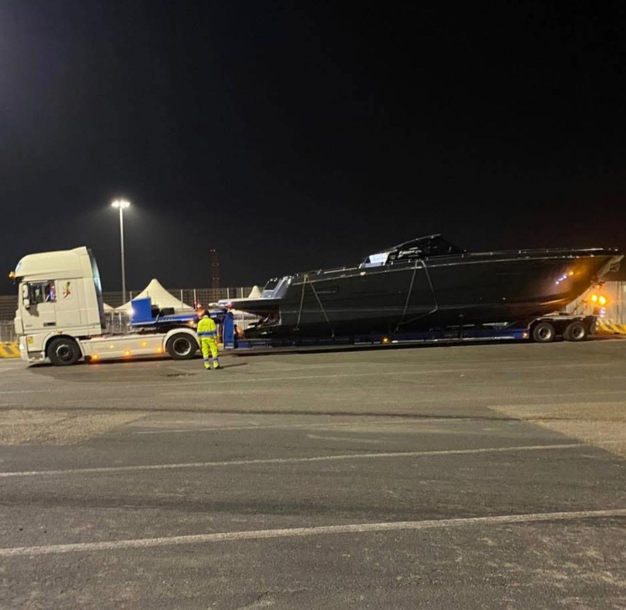 Yacht nero su rimorchio per un trasporto notturno